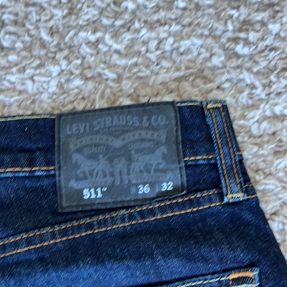 Levi’s Men’s Navy Blue Jeans with lighter knees and Zipper Fly. Size 36x32 - Picture 7 of 11